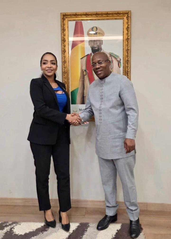 Fatima_Fakhry_&_le_ministre_GAOUAL_DIALLO